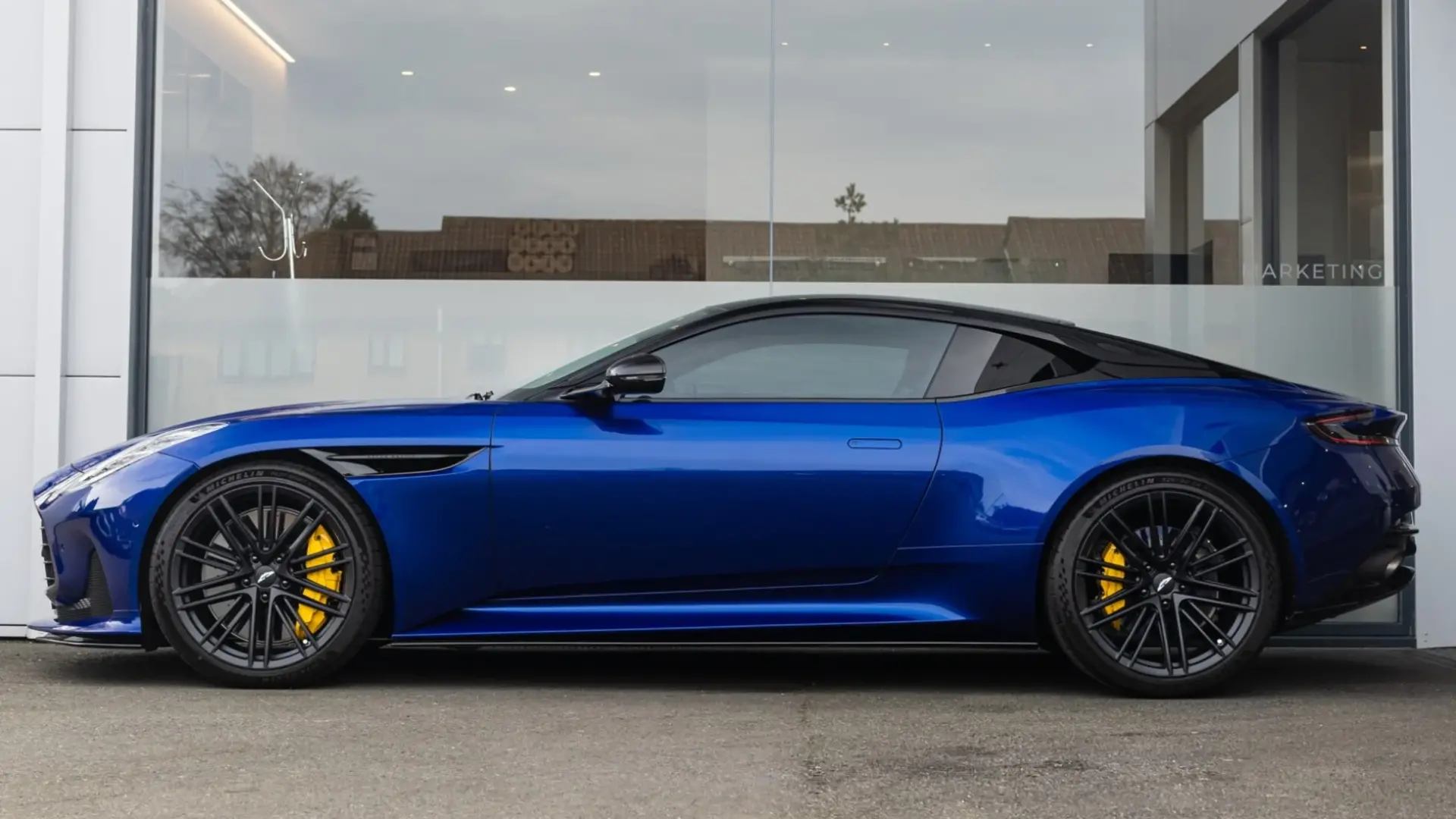 Aston Martin DB12 V8