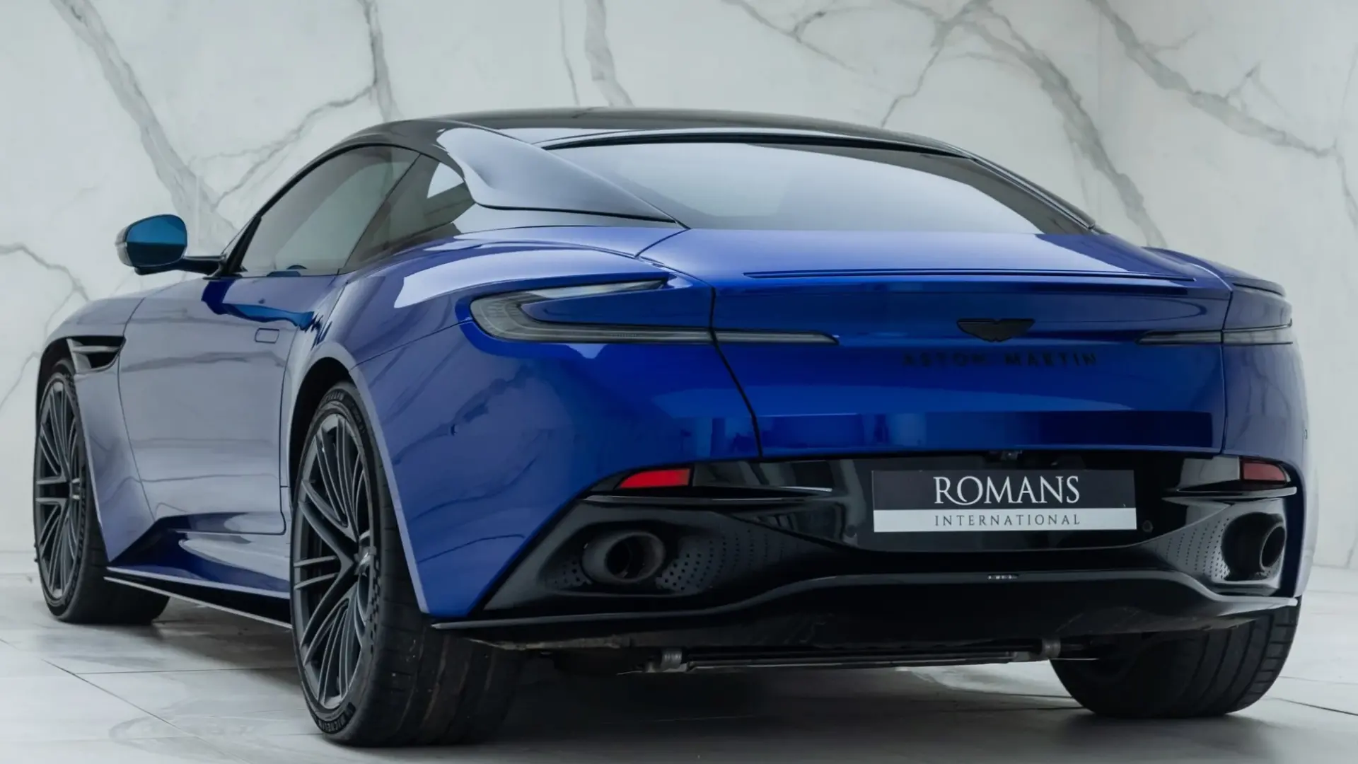 Aston Martin DB12 V8