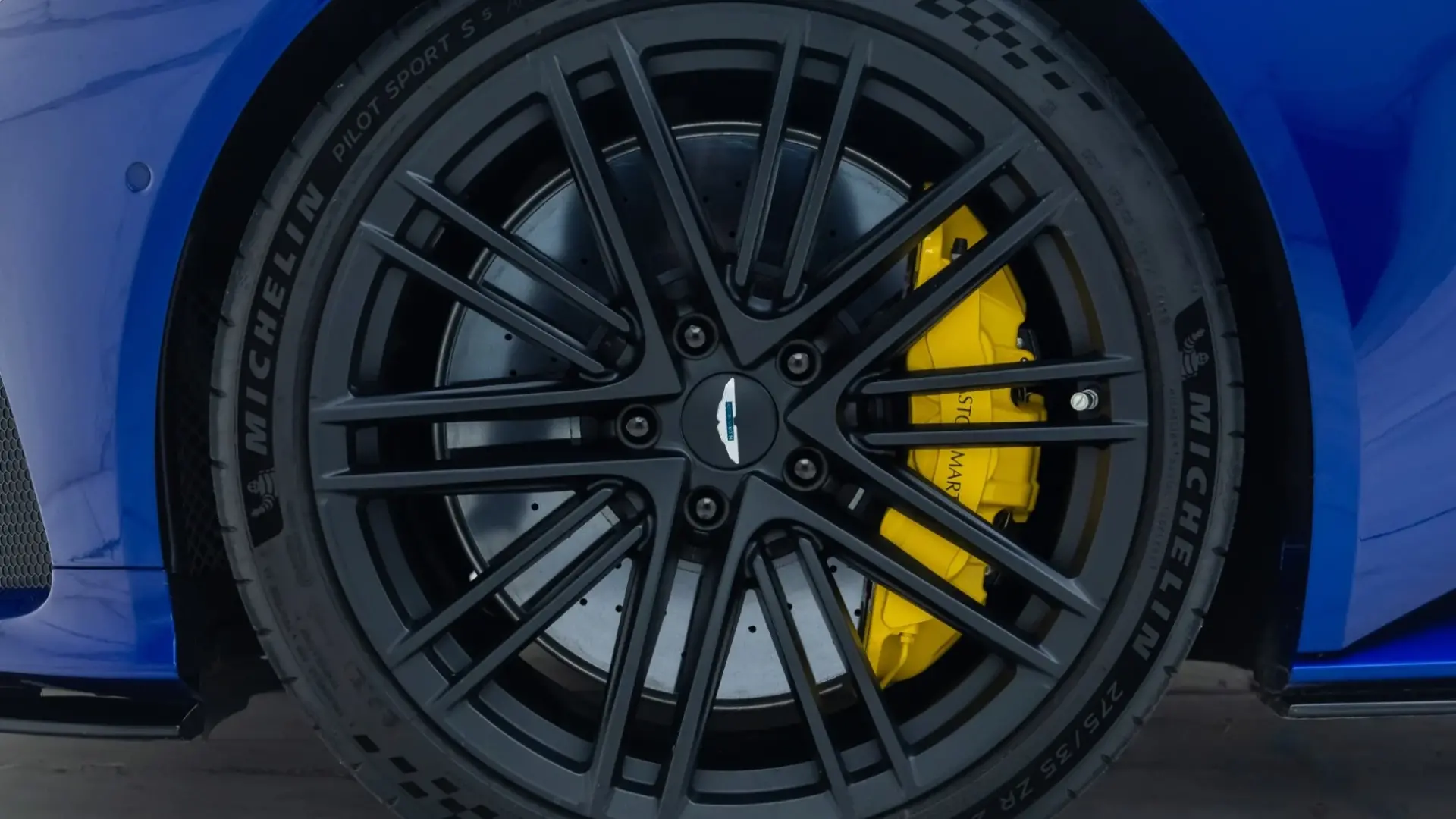 Aston Martin DB12 V8