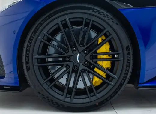 Aston Martin DB12 V8